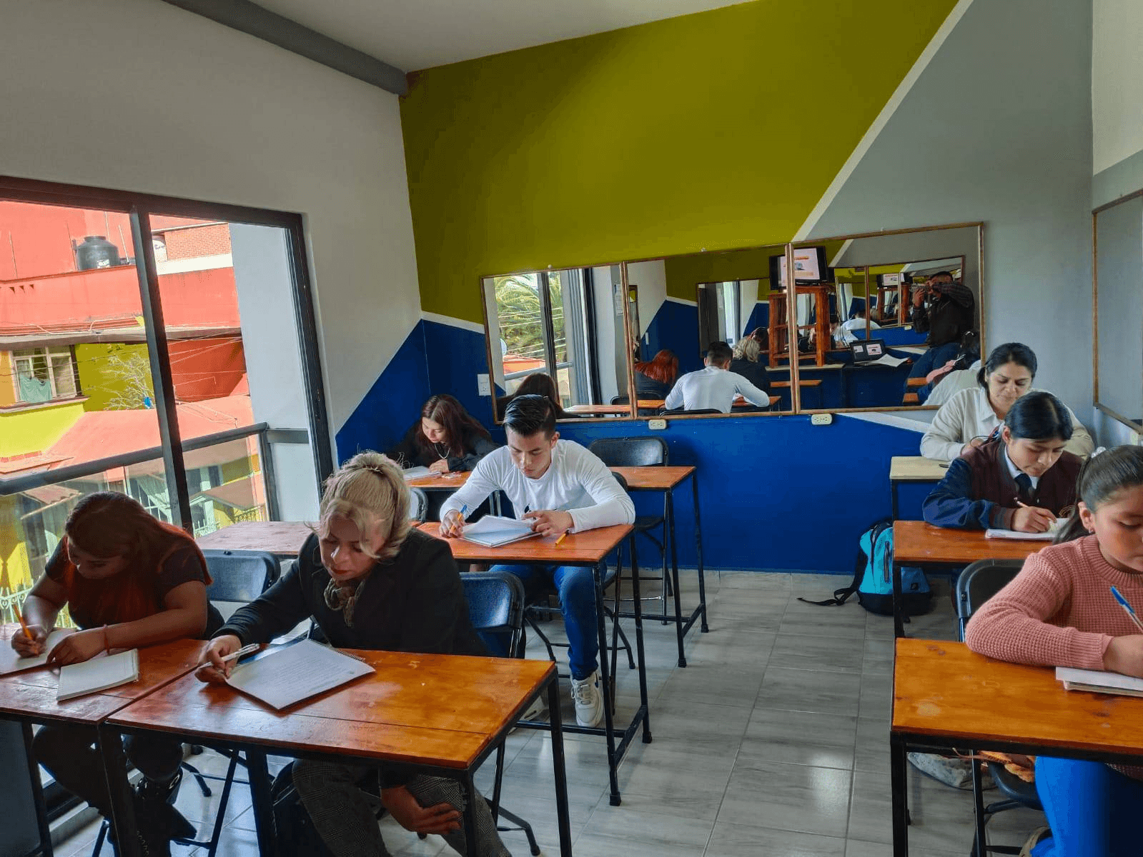 Foto de Técnico en reparación de celulares